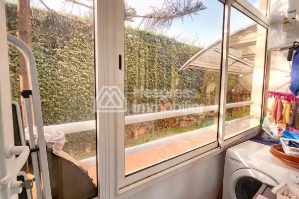 شقة مُجددة مع حديقة خاصة في مجمع سكني مسوّر في كاليفورنيا