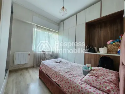 شقة مُجددة مع حديقة خاصة في مجمع سكني مسوّر في كاليفورنيا