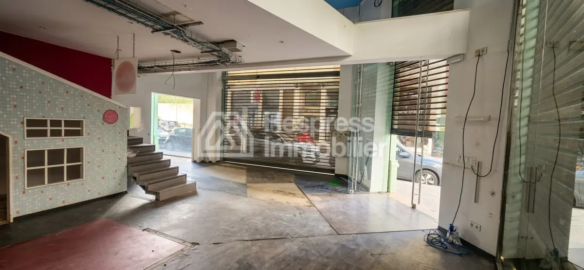 Premium corner commercial premises with 4 storefronts