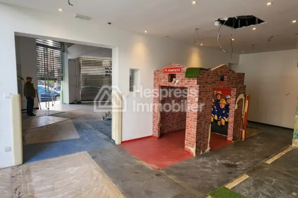 Premium corner commercial premises with 4 storefronts