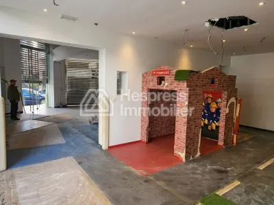 Premium corner commercial premises with 4 storefronts