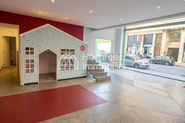 Premium corner commercial premises with 4 storefronts
