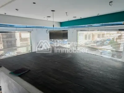 Premium corner commercial premises with 4 storefronts