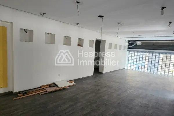 Premium corner commercial premises with 4 storefronts