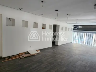 Premium corner commercial premises with 4 storefronts