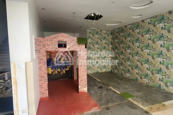 Premium corner commercial premises with 4 storefronts