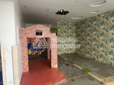 Premium corner commercial premises with 4 storefronts