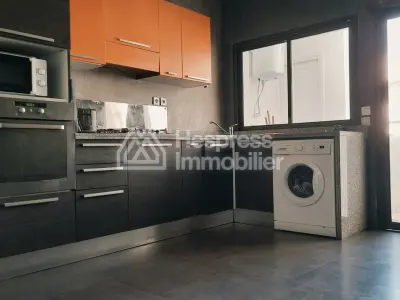 شقة حديثة مكونة من جناحين للإيجار في بلين راسين