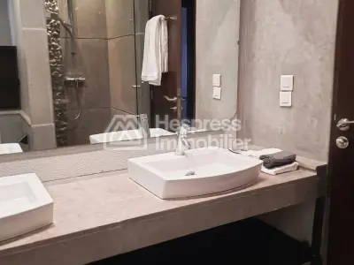 شقة حديثة مكونة من جناحين للإيجار في بلين راسين
