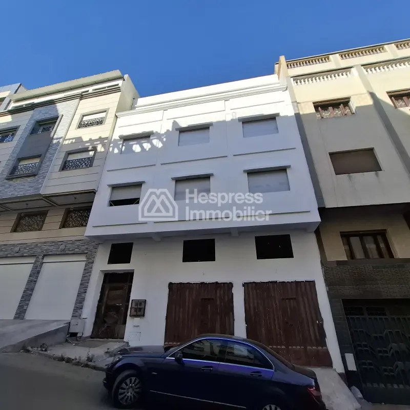 Maison en cours de finition au quartier Charf