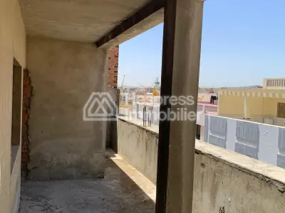 Maison en cours de finition au quartier Charf