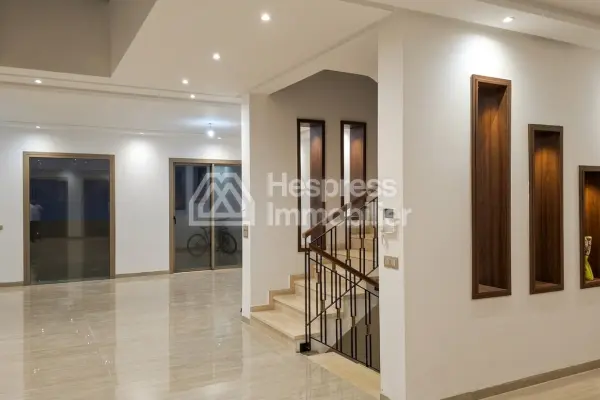 Luxury new villa with pool in Val d'Or