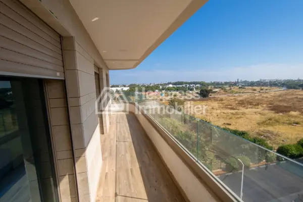 Superb unfurnished apartment for rent in Garden Paradise