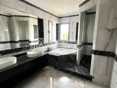 Near British School, empty villa with pool Bouskoura