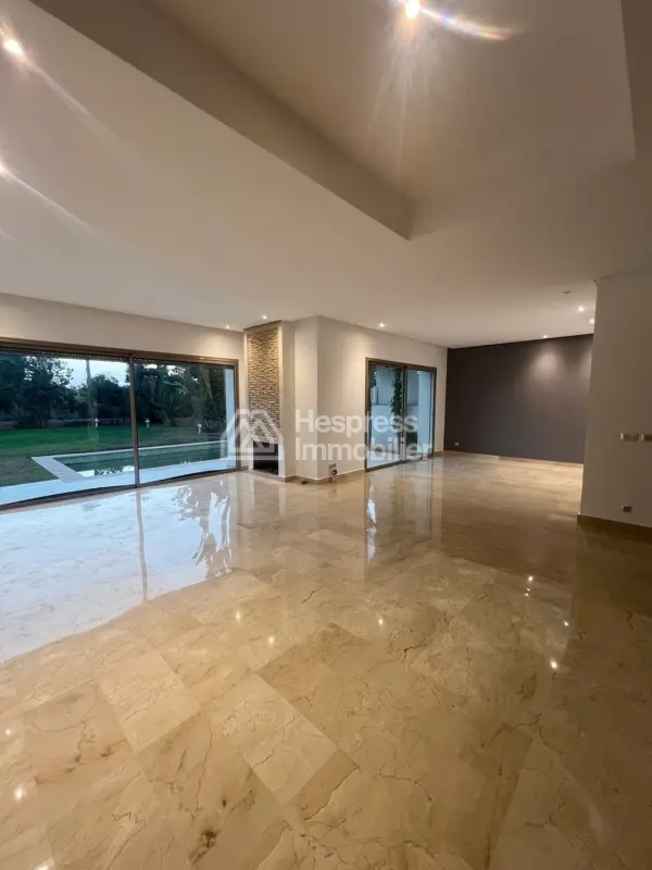 Villa with empty pool in a prestigious 500m² area