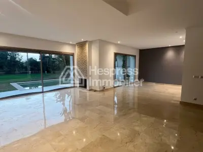 Villa with empty pool in a prestigious 500m² area