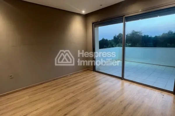 Villa with empty pool in a prestigious 500m² area