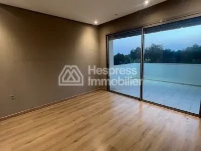 Villa with empty pool in a prestigious 500m² area
