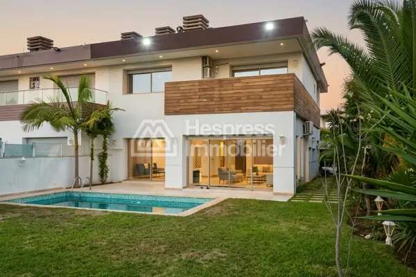 Villa with empty pool in a prestigious 500m² area
