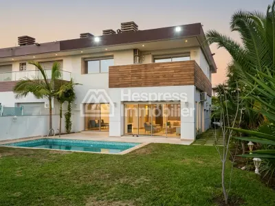 Villa with empty pool in a prestigious 500m² area