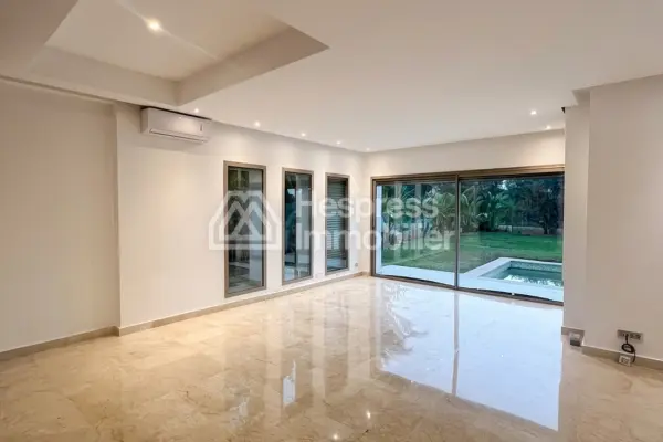 Villa with empty pool in a prestigious 500m² area