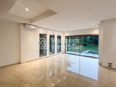 Villa with empty pool in a prestigious 500m² area