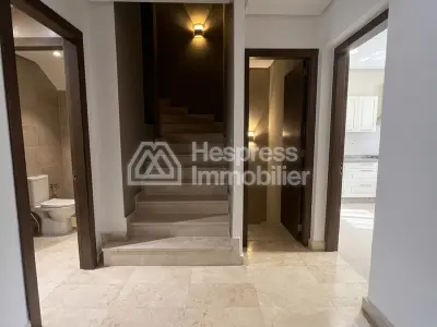 Villa with empty pool in a prestigious 500m² area