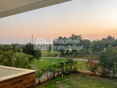 Villa with empty pool in a prestigious 500m² area