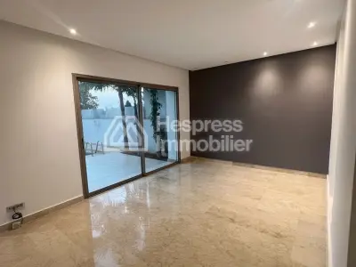 Villa with empty pool in a prestigious 500m² area