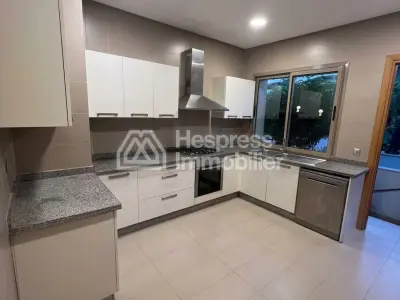 Villa with empty pool in a prestigious 500m² area