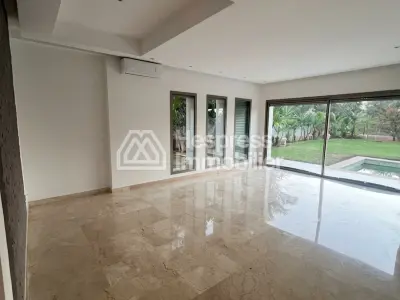 Villa with empty pool in a prestigious 500m² area