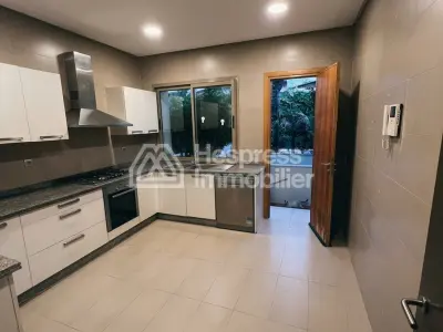 Villa with empty pool in a prestigious 500m² area
