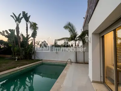 Villa with empty pool in a prestigious 500m² area