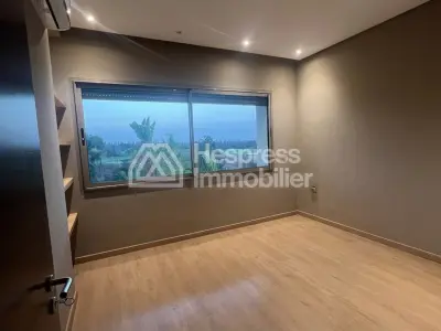 Villa with empty pool in a prestigious 500m² area