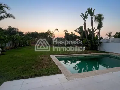 Villa with empty pool in a prestigious 500m² area