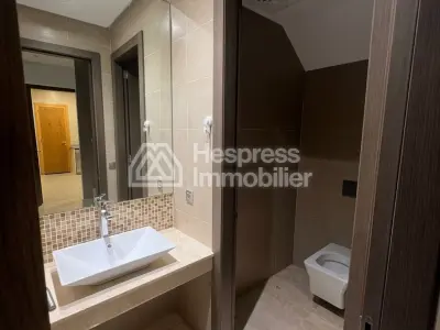 Villa with empty pool in a prestigious 500m² area