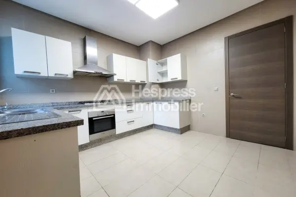 Villa in Bouskoura for rent with swimming pool, 320m²
