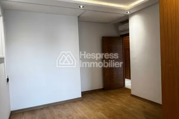 Studio vide neuf sur quartier hôpitaux