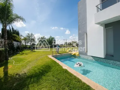 Villa with Pool and Golf View Ville verte