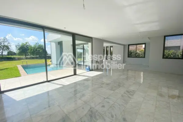 Villa with Pool and Golf View Ville verte