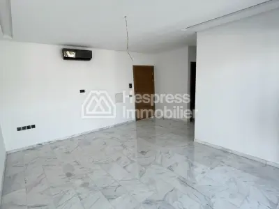 Empty apartment for rent in Finance City