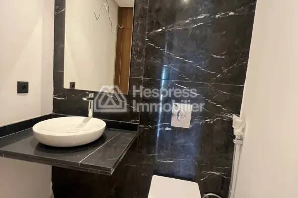 Nice empty studio apartment for rent (CFC)