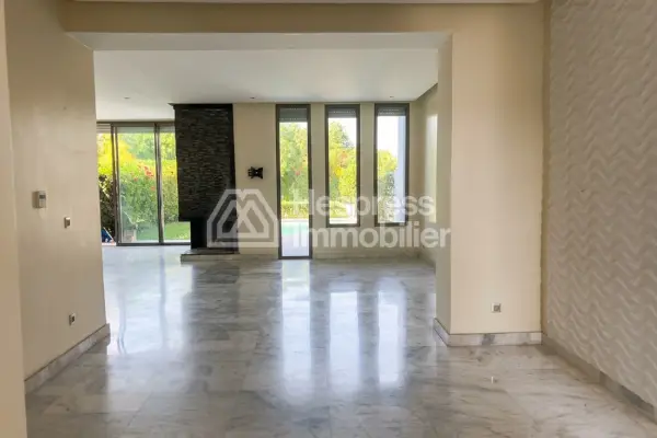 فيلا جميلة جداً للإيجار غير مفروشة في بوسكورة