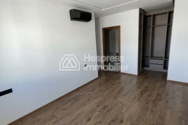 Beautiful empty apartment in Casa Finance City