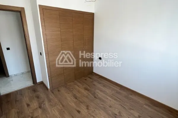 Beautiful empty apartment in Casa Finance City