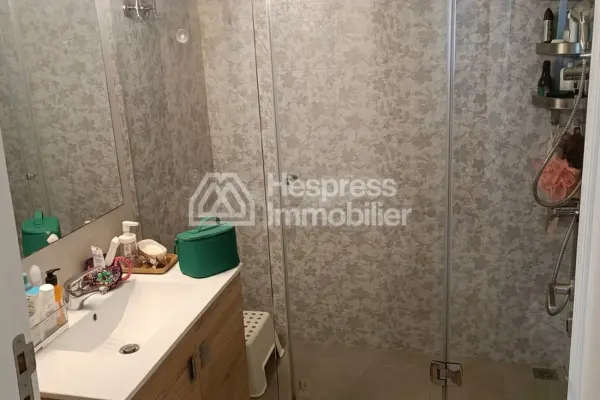 Apprt pas loin de nershore rés almadina à Vendre
