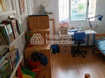 Apprt pas loin de nershore rés almadina à Vendre