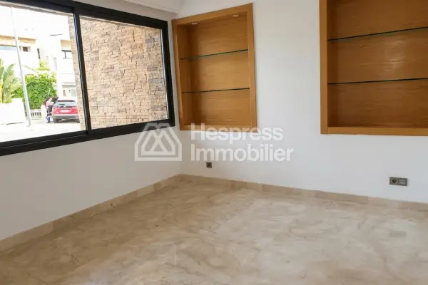 Beautiful villa with golf course views available for unfurnished rental