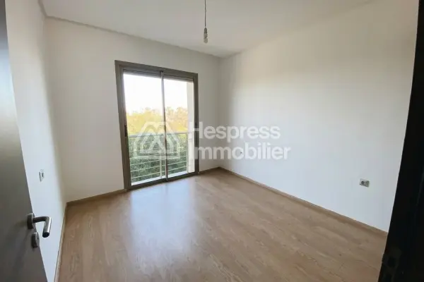 شقة جميلة جداً تقع في بريستيجيا، 3 غرف نوم