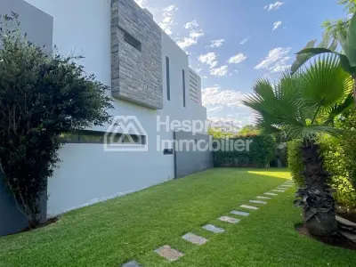 Beautiful villa in Bouskoura for sale with swimming pool, 720 m²